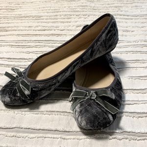 Cute size 8 Gray velvet flats